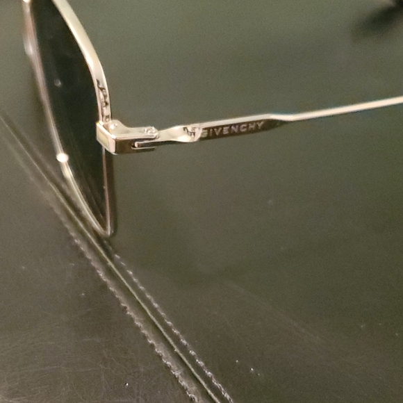 Givenchy sunglasses 🕶😎 - Picture 5 of 7